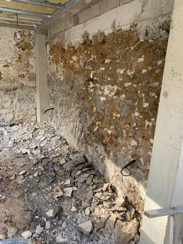 Mur en pierre avant travaux